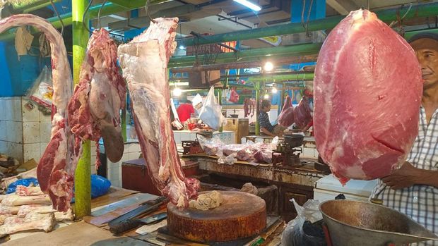 Pantauan harga sembako 5 hari ramadan di pasar Jatinegara [foto: martyasari rizky] makasih. (CNBC Indonesia/Mtya Rizki)