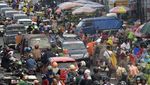 Pasar Tumpah Bikin Macet, Nih Potretnya