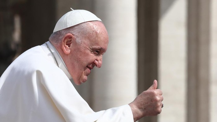 Pope Francis greets the faithful during the General Audience in St. Peters Square. Vatican City (Vatican), March 22th, 2023. (Photo by Grzegorz Galazka/Archivio Grzegorz Galazka/Mondadori Portfolio via Getty Images)