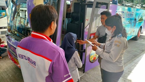 Pemeriksaan bus untuk persiapan mudik Lebaran 2023 di Terminal Mengwi, Badung, Bali.