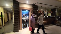 Momen Polisi Ringkus Pasutri Pemilik Travel Umrah yang Bikin Jemaah Telantar