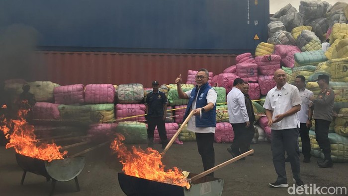 Pemusnahan barang impor ilegal sebanyak tujuh ribu bal di Jababeka, Kab, Bekasi (Firda/detikcom)
