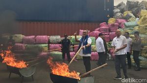 7 Ribu Bal Baju Bekas Impor Rp 80 M di Kawasan Industri Bekasi Dimusnahkan
