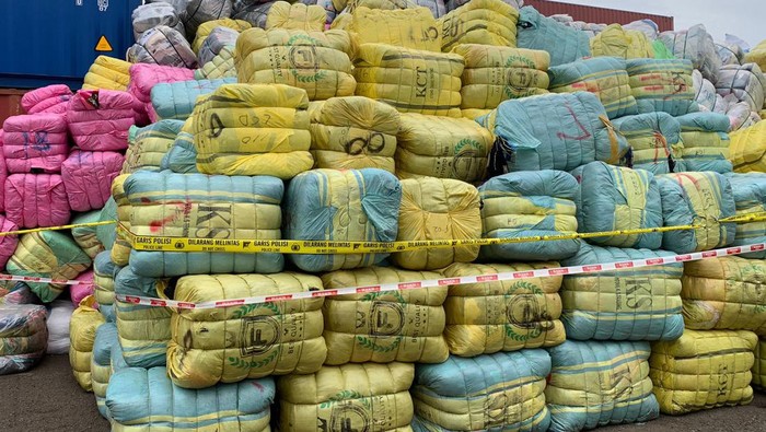Pemusnahan pakaian dan tas 7.363 bal senilai Rp 80 miliar.