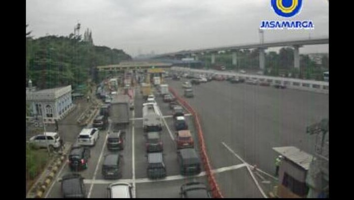 Penampakan antrean kendaraan di Gerbang Tol Cililitan