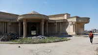 Saddam Hussein dikenal memiliki lebih dari 100 istana dan villa mewah yang tersebar di berbagai penjuru Irak.  
