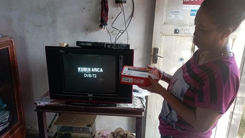 Pendistribusian STB di salah satu rumah warga di Desa Yehembang, Kecamatan Mendoyo, Kabupaten Jembrana, Bali, Selasa (28/3/2023).