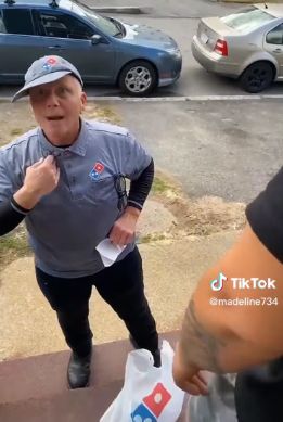 Pengantar Pizza Ngamuk Usai Menunggu 15 Menit di Depan Rumah