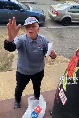 Pengantar Pizza Ngamuk Usai Menunggu 15 Menit di Depan Rumah