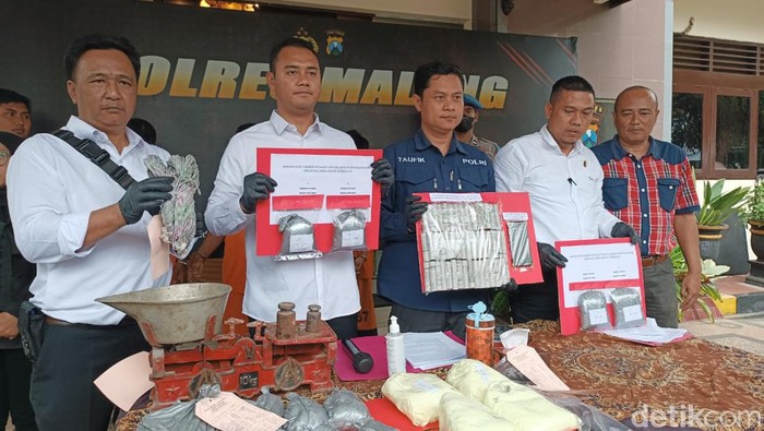 Penjual petasan Malang