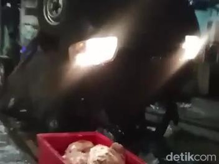 Pikap Gran Max muat daging ayam yang terbalik di Bojonegoro