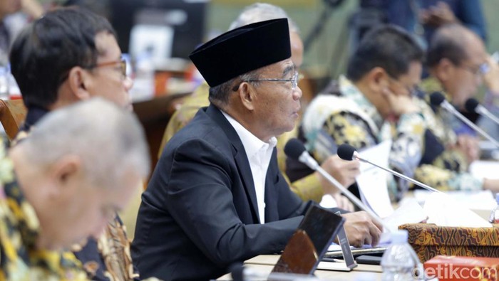 Plt Menpora Muhadjir Effendy mengikuti rapat kerja dengan Komisi X DPR. Rapat tersebut membahas terkait Piala Dunia U-20.