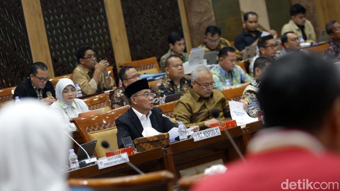 Plt Menpora Muhadjir Effendy mengikuti rapat kerja dengan Komisi X DPR. Rapat tersebut membahas terkait Piala Dunia U-20.