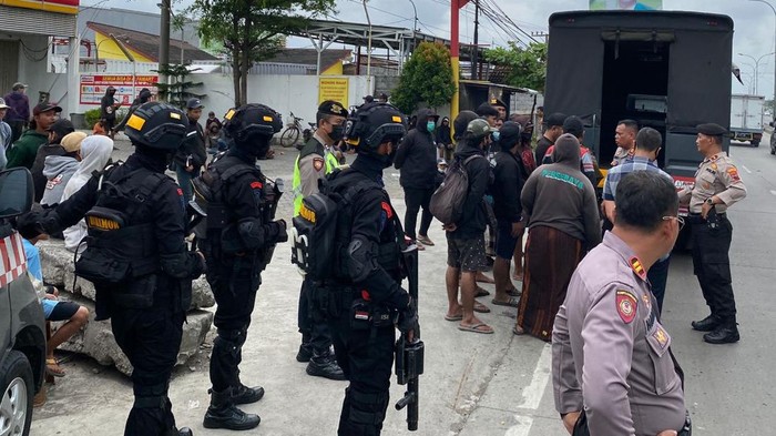 Polisi meminta pendukung Persebaya, Bonek kembali pulang, di Jalan Kaligawe, Semarang, Selasa (29/3/2023).