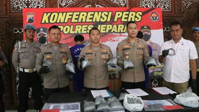 Polisi menunjukkan barang bukti bubuk mercon yang disita, Selasa (28/3/3023).