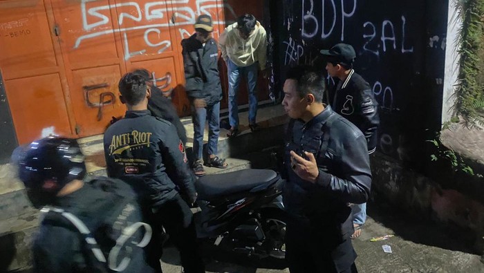 Polisi saat mengamankan 3 pemuda bikin onar di Cimahi