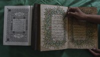 Pemilik membandingkan Al Quran kuno dengan Al-Quran dari Kemenag di rumahnya Desa Margaluyu, Kabupaten Tasikmalaya, Jawa Barat, Senin (27/3/2023). Al-Quran dari kertas daluang itu ditulis tangan oleh Kyai Haji Amir dari pesantren Wanantara Talun Cirebon Girang.  