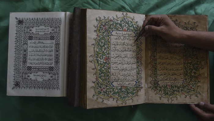 Potret Al-Qur'an Kuno yang Ditulis Tangan, Berusia 150 Tahun Lebih Pemilik membandingkan Al Quran kuno dengan Al Quran dari Kemenag di rumahnya Desa Margaluyu, Kabupaten Tasikmalaya, Jawa Barat, Senin (27/3/2023). Al Quran dari kertas daluang yang ditulis tangan oleh Kyai Haji Amir dari pesantren Wanantara Talun Cirebon Girang itu berusia satu setengah abad lebih. ANTARA FOTO/Adeng Bustomi/rwa.