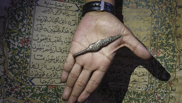 Pemilik membandingkan Al Quran kuno dengan Al Quran dari Kemenag di rumahnya Desa Margaluyu, Kabupaten Tasikmalaya, Jawa Barat, Senin (27/3/2023). Al Quran dari kertas daluang yang ditulis tangan oleh Kyai Haji Amir dari pesantren Wanantara Talun Cirebon Girang itu berusia satu setengah abad lebih. ANTARA FOTO/Adeng Bustomi/rwa.