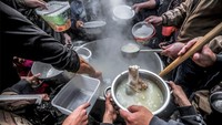 Bulan Ramadan dimanfaatkan Walid al-Hattab untuk bersedekah, salah satunya dengan berbagi makanan untuk berbuka puasa.