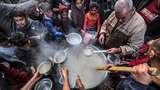 Momen Berbagi Sup Gratis untuk Warga Gaza