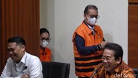 KPK telah menetapkan Bupati Kapuas Ben Brahim S Bahat dan istrinya, Ary Egahni Ben Bahat, sebagai tersangka korupsi. Keduanya diduga melakukan pemotongan terkait pembayaran pegawai negeri di Kalimantan Tengah.