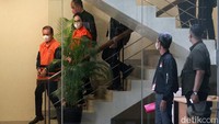 Pantauan detikcom di gedung KPK, Jalan Kuningan Persada, Jakarta Selatan, Selasa (28/3/2023), Ben Brahim dan Ary Egahni awalnya terlihat keluar dari ruang pemeriksaan sekitar pukul 14.44 WIB.