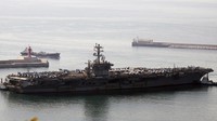 Sejumlah jet tempur juga dibawa oleh kapal induk milik Amerika Serikat tersebut. Shon Hyung-joo/Yonhap/AP Photo.