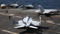 Jet tempur F-18 Super Hornet Angkatan Laut Amerika Serikat terlihat di dek penerbangan USS Nimitz. Shon Hyung-joo/Yonhap/AP Photo.