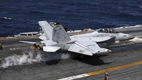 Jet tempur F-18 Super Hornet Angkatan Laut Amerika Serikat lepas landas dari dek penerbangan USS Nimitz. Shon Hyung-joo/Yonhap/AP Photo.