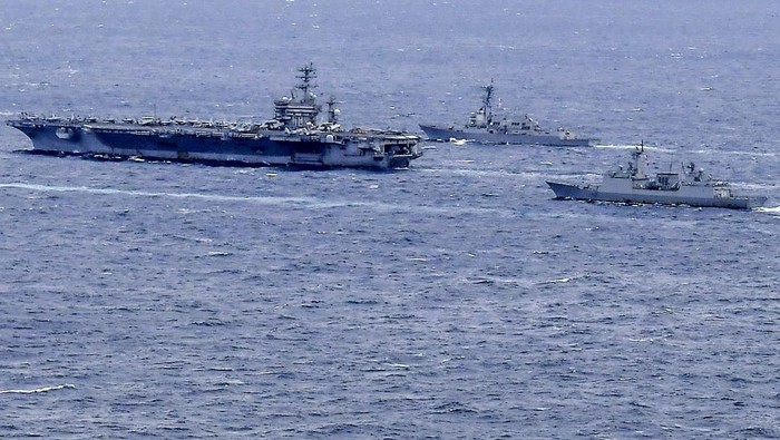 Amerika Serikat dan Korea Selatan menggelar latihan militer bersama. Dalam latihan militer itu, AS juga mengerahkan kapal induk Nimitz.