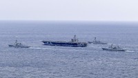 Sebelum sandar, kapal induk bertenaga nuklir itu menggelar latihan militer dengan sejumlah kapal perang lainnya di perairan internasional, Senin (27/3/2023). South Korea Defense Ministry/AP Photo.