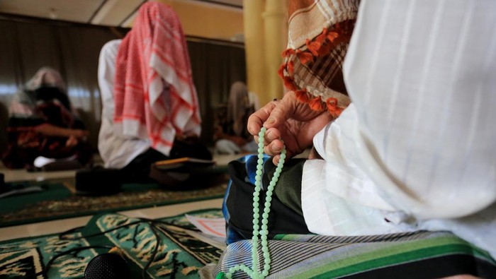 Jamaah suluk menutupi kepalanya dengan selendang dan surban saat mengikuti zikir di dalam masjid Bustanul Arifin komplek Dayah Serambi Mekkah, Meulaboh, Aceh Barat, Aceh, Selasa (28/3/2023). Aktivitas ibadah suluk (menempuh jalan spritual menuju Allah) yang lazim dilaksanakan pada bulan Ramadhan tersebut diikuti puluhan warga dengan berdzikir, shalat sunah serta ibadah lainnya dengan tujuan untuk mendekatkan diri kepada Allah SWT. ANTARA FOTO/Syifa Yulinnas/foc.