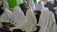 Jemaah perempuan menutupi kepalanya dengan selendang dan serban saat mengikuti kegiatan suluk di Dayah Darul Aman, Desa Lampuuk, Kabupaten Aceh Besar, Aceh, Sabtu (25/3/2023). ANTARA FOTO/Ampelsa.