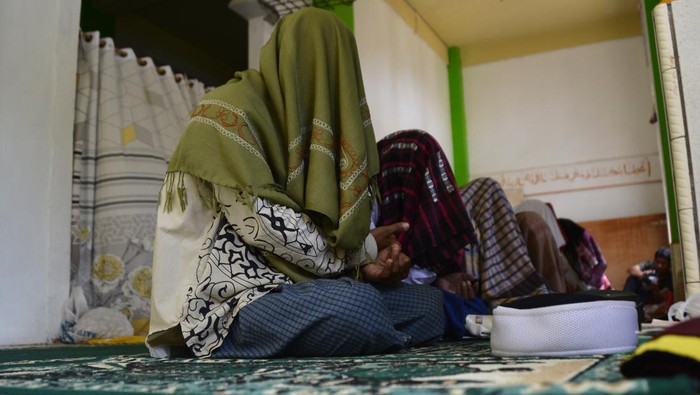 Jemaah perempuan menutupi kepalanya dengan selendang dan serban saat mengikuti kegiatan suluk di Dayah Darul Aman, Desa Lampuuk, Kabupaten Aceh Besar, Aceh, Sabtu (25/3/2023). Aktivitas spritual suluk selama bulan Ramadhan yang diikuti umat Islam dewasa hingga lanjut usia itu dengan memperbanyak dzikir, shalat sunah, dan ibadah lainnya yang bertujuan membersihkan hati dan menyucikan jiwa serta mendekatkan diri kepada Allah SWT. ANTARA FOTO/Ampelsa/tom.