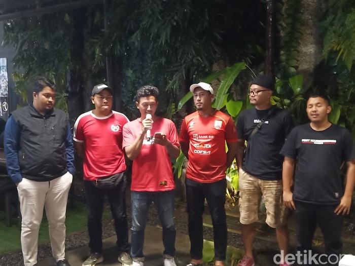 Presiden Pasoepati, Agus Warshoep, membacakan rekomendasi bagi suporter untuk mendukung penyelenggaraan Piala Dunia U-20 2023 di Indonesia dalam forum diskusi di Solo, Selasa (28/3/2023).