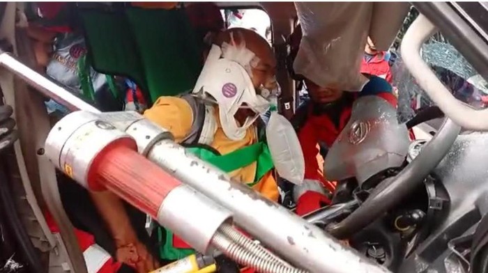 Pria bernama Delvis, terjepit di dalam mobil (dok Damkar Jakpus)