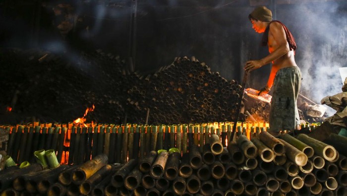 Pekerja menyelesaikan proses pembuatan lemang bambu di kawasan Senen, Jakarta, Selasa (28/3/2023). Selama bulan Ramadhan, pelaku usaha lemang meningkatkan produksi hingga 300 buah per hari dengan harga jual sebesar Rp17 ribu per bambu. ANTARA FOTO/Rivan Awal Lingga/aww.