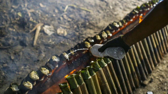 Pekerja menyelesaikan proses pembuatan lemang bambu di kawasan Senen, Jakarta, Selasa (28/3/2023). Selama bulan Ramadhan, pelaku usaha lemang meningkatkan produksi hingga 300 buah per hari dengan harga jual sebesar Rp17 ribu per bambu. ANTARA FOTO/Rivan Awal Lingga/aww.