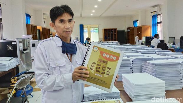 Proses pembuatan Al-Qur'an braille.