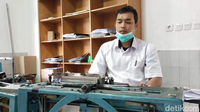 Proses pembuatan Al-Quran braille.