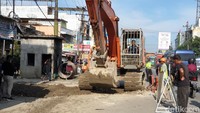 Alat berat yang bekerja menutupi jalan di kawasan Kampung Lalang. Ini juga menjadi penyebab kemacetan di sana. (Goklas Wisely/detikSumut)