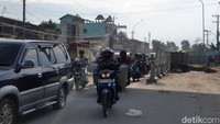 Jalan yang menyempit akibat adanya proyek galian di kawasan Kampung Lalang. Hal ini yang menjadi pemicu kemacetan parah di sana pada Senin (27/3) kemarin. (Goklas Wisely/detikSumut)