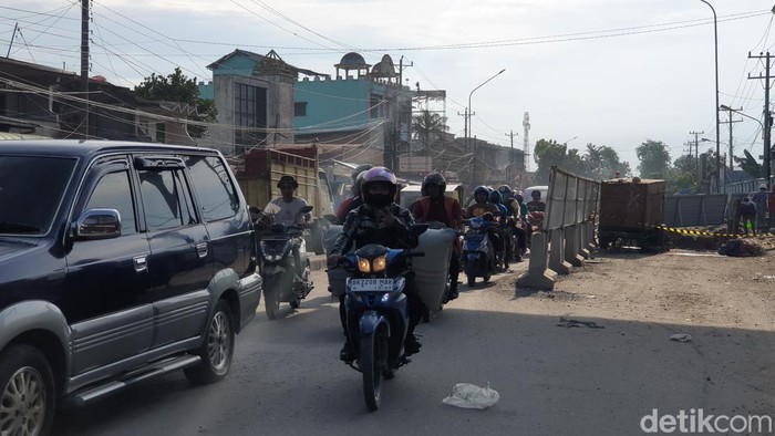 Proyek galian pipa yang bikin macet kawasan Kampung Lalang. Proyek galian pipa yang bikin macet kawasan Kampung Lalang. (Goklas Wisely/detikSumut)