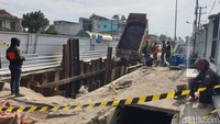 Proyek galian memakan setengah badan jalan. Karena jalan menyempit, lalu lalang kendaraan pun menjadi tersendat. (Goklas Wisely/detikSumut)