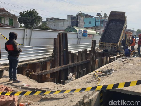 Penampakan Proyek Galian yang Bikin Kampung Lalang Macet Parah