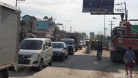 Polisi mengimbau kendaraan khususnya roda 4 ke atas untuk masuk jalan tol, begitu juga dengan kendaraan roda 2 diimbau untuk mencai jalur alternatif. Dengan begitu kemacetan menjadi terurai. (Goklas Wisely/detikSumut)
