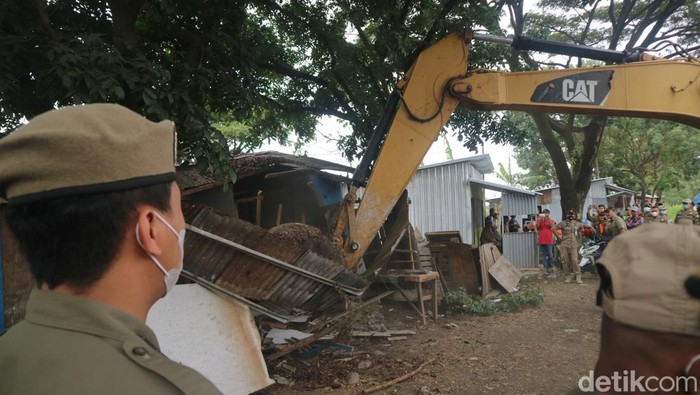 Puluhan warung esek-esek di Kecamatan Jati Kudus dibongkar, Selasa (28/3/2023).