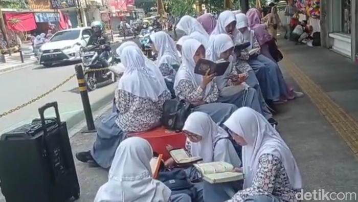 Ratusan siswa SMA khataman Al-Quran di Malioboro Tasik.