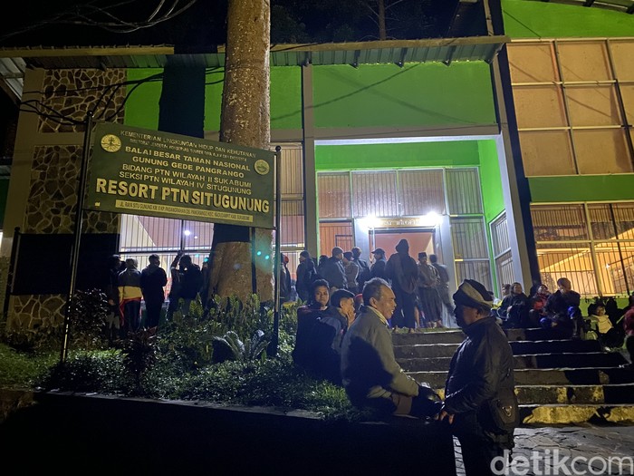 Ratusan warga Desa Gede Pangrango memprotes penebangan pohon damar di Resort Situ Gunung